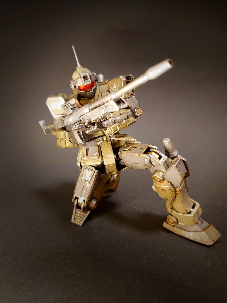 関節はガンダムマーカーゴールドで塗りました。チラ見せがセクシーでいやらしいですね。
なお、左太腿上部のデカールは立膝をさせた時にフロントアーマーに干渉し、削れて消えました。あぁ無情。