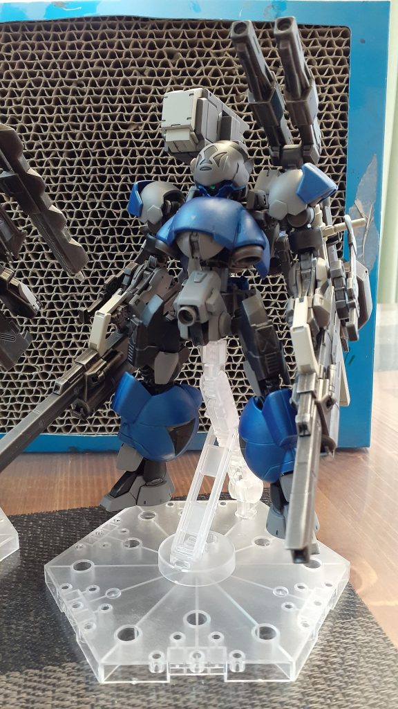 鉄鬼双-アオガネ。基本スペックはアカガネと同様。俊敏な機動性と曲線形の装甲。アカガネの近接武装に対し、アオガネは後方支援、精密射撃に特化した武装。