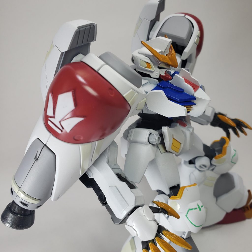 ツノ、膝はバルバトス肩はルプス胸、腕、スカートはレクスそれぞれ好きな所からチョイス