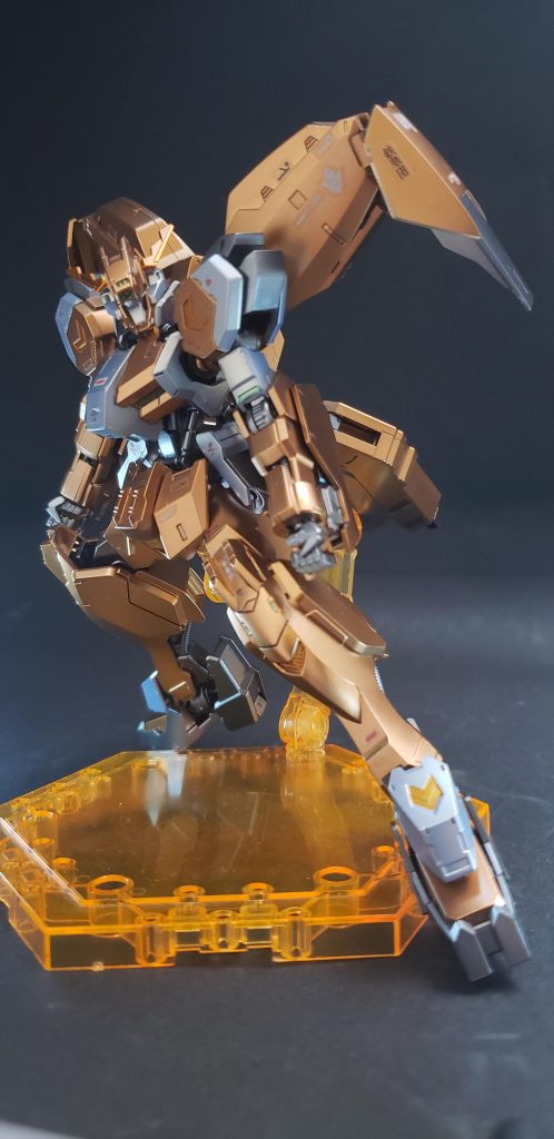 写真1
リアクターのエネルギー伝達率を上げるために装備の全面的な見直しが行われ、背部のサブアームや頭部の変形機構はより洗練された形状に再設計されている