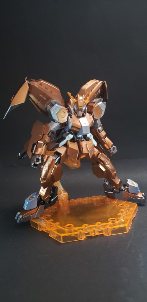 武装はメインアームの単発式ナックルロケット砲、すべての腕部に装備される攻防一体のナックルガード、両手持ちのシザースに変形する大型シールド兼用の可変型リアアーマーに加え、旧リベイクの武装を選択装備する[293]。タービンズの救援任務では、新型の長距離飛行用バックパックユニットとレールガンを装備する