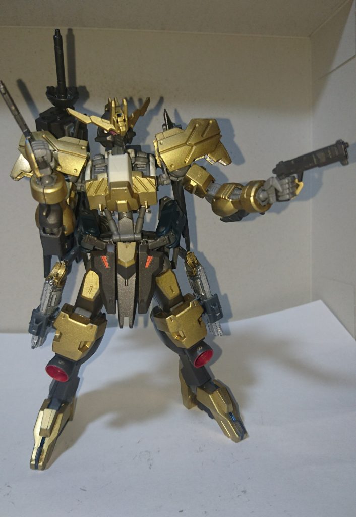 小型ハンドガン

元から付いている射撃武器。腰前部に装着されており、主に乱戦時に使用するが、この機体の場合は普段は使用せず、他の射撃武器が、使用不可になった際の予備として運用される。