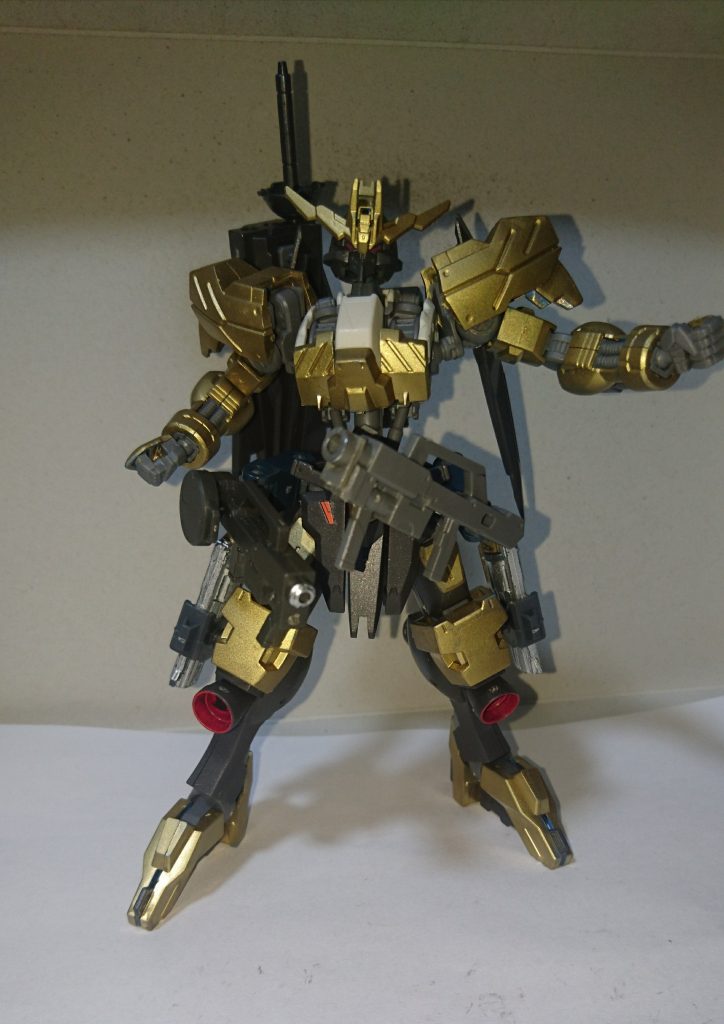 腰部ショートライフル

グレイズのライフルのショート版と同じで、普段は腰後方に装備されているが、サブアームにより、様々な角度に撃ち分けることが出来るのだが、この動作を行うために阿頼耶識システムによる処理能力が必要になってくる。

勿論普通に手持ち出来ます。