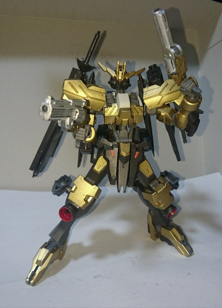 専用リボルバー

他の射撃武器より威力が高く、この機体のメイン武器になります。
普段は膝部分のホルダーに収めておくようにしている。
これはコトブキヤのウェポンシリーズを使用しました。