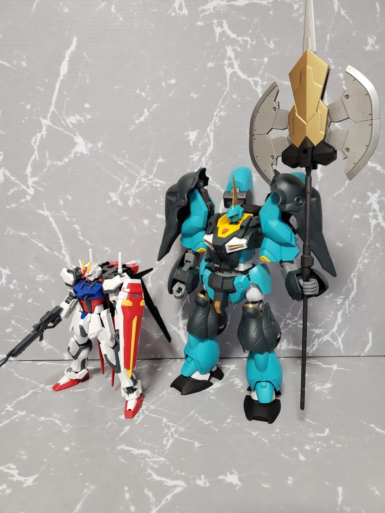 HGストライクとサイズ比較。
自分の身の丈の倍以上ある敵機と遭遇したら怯みそうです(^_^;)