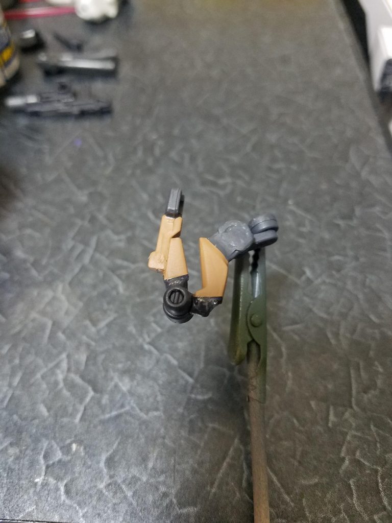 本体を含め8割程出来てるのに、肩部サブアームの収納・展開ギミックを思い付いて、急遽取り入れた時の写真です。