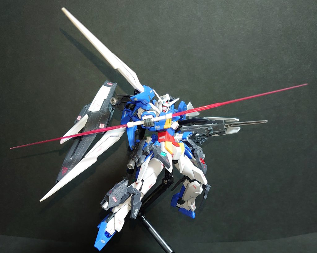 *・ビームサーベル*
ガンダムＡＧＥ－２の共通装備。
ダークハウンドが使用していた双刃型を取り入れてみました。
MGでは柄からもビームが発生する形式になっていましたが、今回は連結する形式で表現してみました。