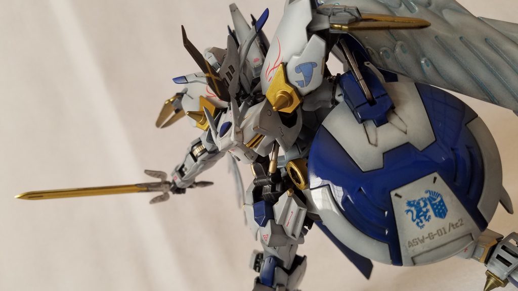 バエルソード
元々の装備であるバエルソードを式典用に装飾され打ち直されている。