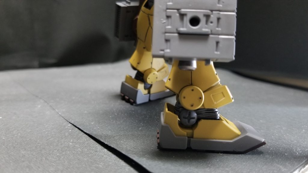 足首から下のフルアーマーガンダム(TB版)を使用してます。足首のカバーは取り付け出来ませんでした。なので、取り付けピンをカットしそこにネジモールドを取り付けてみした。