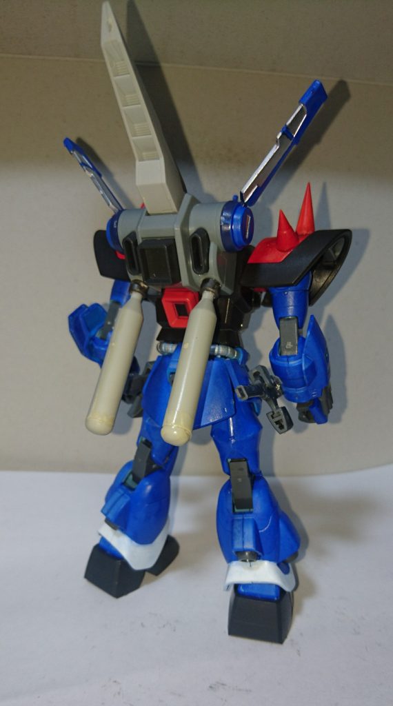 ドムトルーパーのボディはウィザードシステムが装着出来るため、ブレイズウィザードを装着したのですが、肩にトゲを付けたら、両側のブースターが干渉してしまった為、↑のようにカスタムしました。
ファンはハイザックからの借用で、プロペラントタンクは稼働時間の延長の為装着させてます。
(主にビームシールドやスクリーミングニンバスが原因)