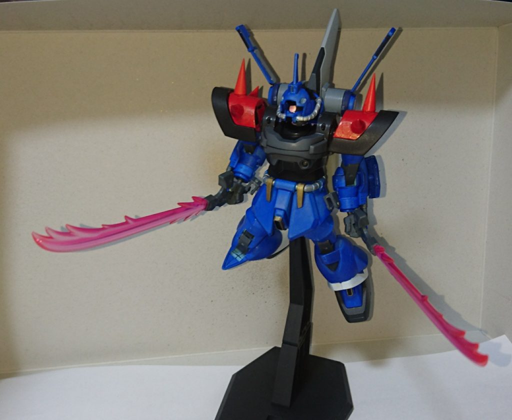 イフリートといったら、やはり二本の剣ですよね!
こちらは00のHGスサノオの剣と、コトブキヤのサーベルのパーツを組み合わせました。
未使用時は腰に装着させます。