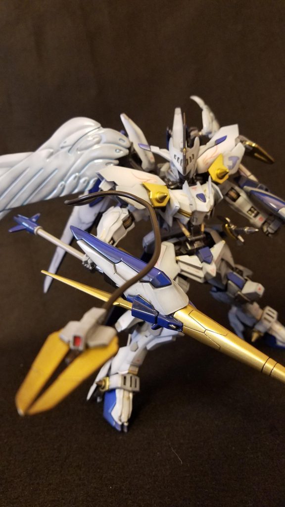 バエルクロー(斬モード)
肩に装備された武装でMA等に用いられた技術を流用している。
阿頼耶識により自在に動き、相手を死角から突き刺すのに用いられた。