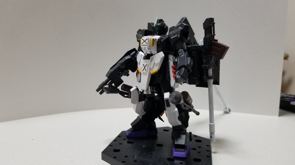 ベース機は、BD1の余剰パーツの寄せ集めて。そこから胸部、腰回り、膝と追加装甲を装備。地上で使用する事を想定し、武装をほぼ実弾で構成してあります。