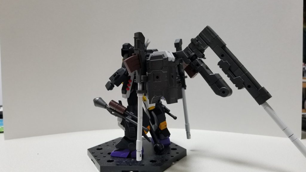 装備で重くなった機体を動かすため、バックパックに大型ブースターと脚部にもスラスターを増設。