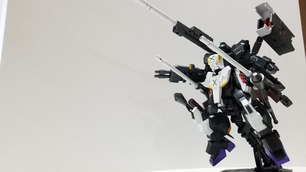 武装は、右上にビックトレー級主砲を搭載。左上に6連ミサイルポッド。左右に180㎜キャノン。両腰には、3連ミサイル。脚部に手投げ弾とシュツルムファウストを装備。手持ち武器としてダブルビームライフル。