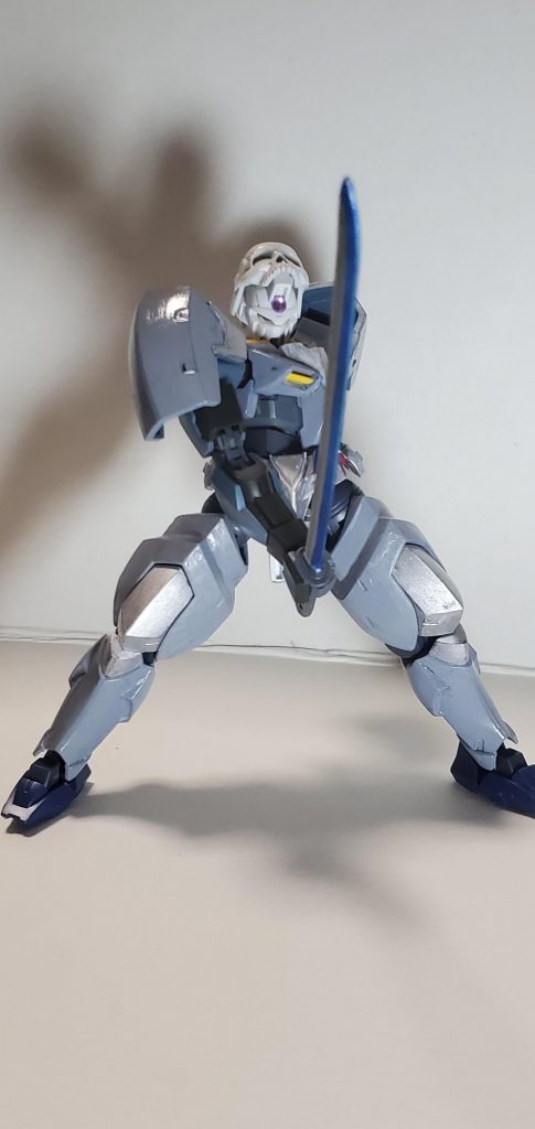 仮面を上げるとガンダムフェイスが出てきます。
