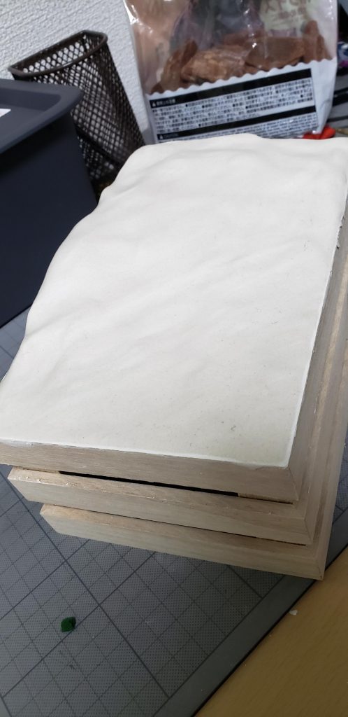 土台は100円ショップの石粉粘土で