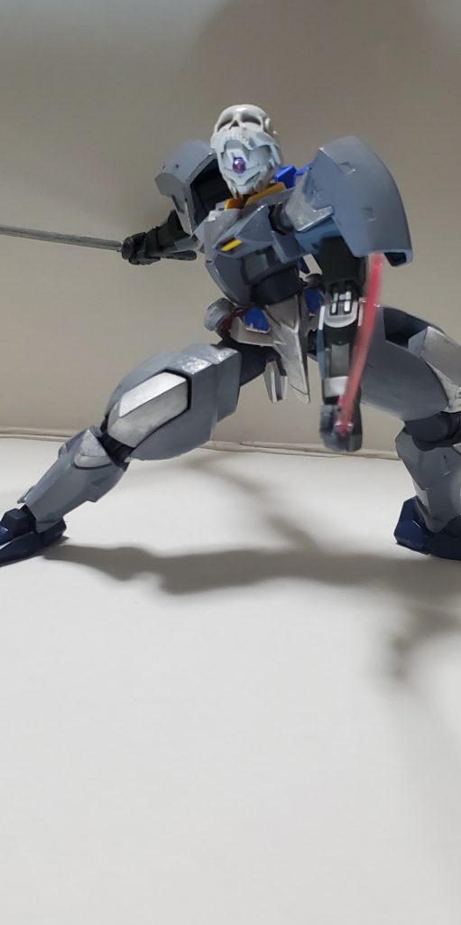 仮面状態の戦闘スタイルが達人なら、ガンダムフェイス状態は荒武者です。