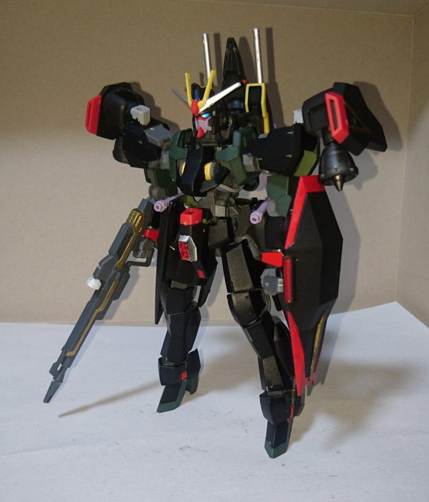 グレイズのボディをメインにガイアガンダムの各パーツを混ぜてみました。
シールドはガイアガンダムの取手では、手の甲がポロポロ落ちたので、グレイズ用シールドの取手を付けるようにしています。