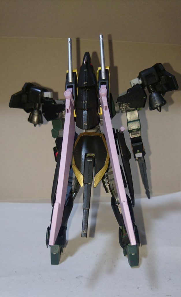 背面はガイアガンダムのMA形態のメインとなるパーツを全て付けました。