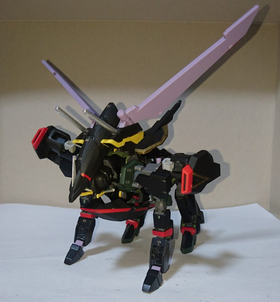 後はガイアガンダムの従来の変形方法を行えば完成です。
オリジナルより、行程が多くなってます。
意外なことにシールドがうまくはまるように出来たのはラッキーでした。