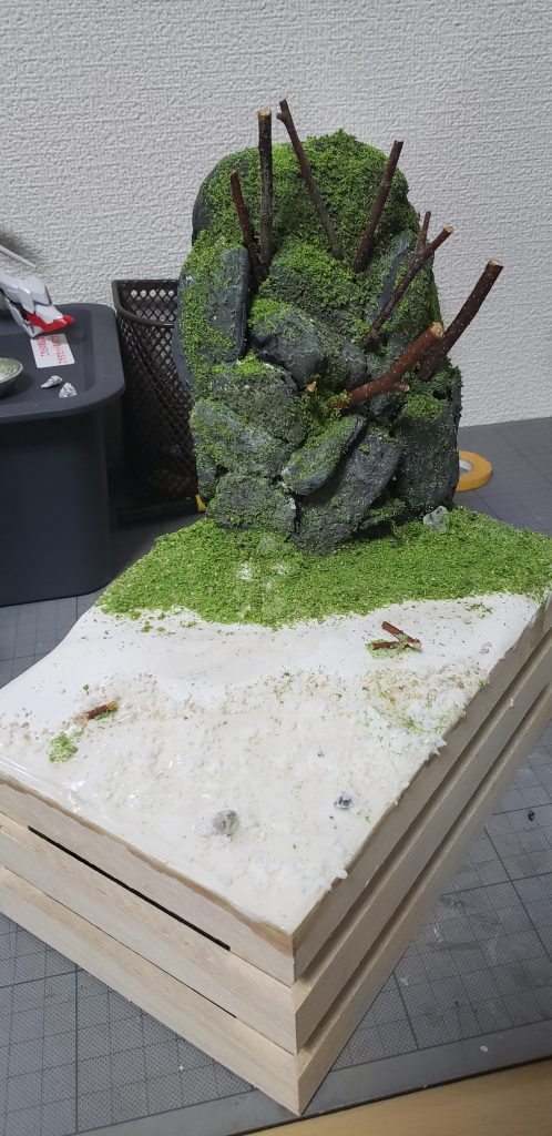 その後粘土がかわいたあと、崖を作り色々と付け加えました。