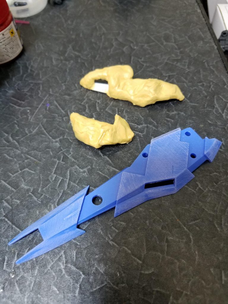 ここらは製作工程です。
地面にあたる部分を粗くヤスりました。