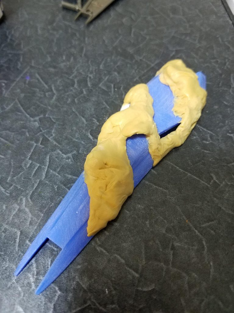 シールドにパテを付けて、岩肌っぽくなるよう切ったり削ったりしました。