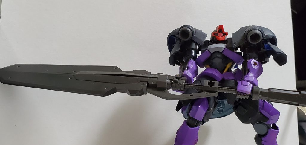 構え。
この大剣、機体の2倍近くあります。