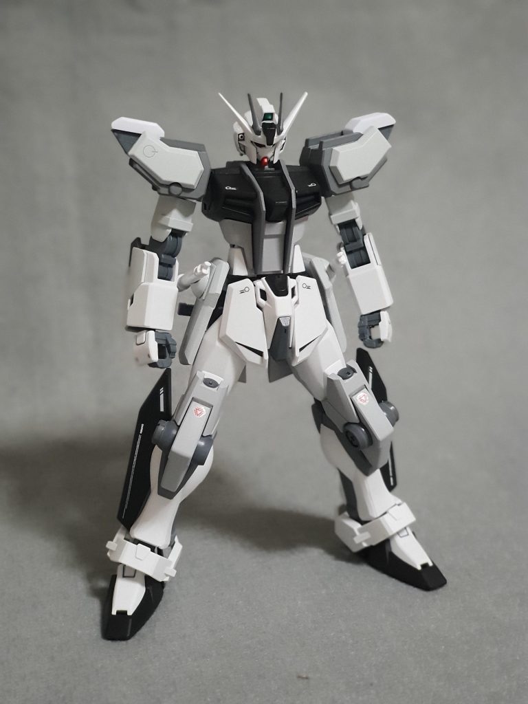 ストライクノワールを彷彿させるモノトーンカラーの装甲。
まるでフェイズシフトしていないディアクティブモードではないかと思われるが実際そうでは無い。
これこそ天才エンジニアが手掛けたPS装甲最新の派生系【VPS-L装甲】である。
装甲の性質自体は従来のVPSと殆ど変らないが、特筆すべきはその重量である。
従来のPS装甲材質の半分以下の装甲重量であり、これによって機体重量はストライクEと比較しても10t以上軽い。（アストレイに採用されている発泡金属程ではないものの、同世代のMSと比較しても非常に軽量）
しかしながら、この装甲材質の電圧調整でフェイズシフト出来るのは黒・グレー・白の三色のみであり、VPS装甲特有の装甲強度変化の効果はある程度薄くなってしまっている。
とはいえ、パワーエクステンダーと低電圧装甲の相乗効果は機体の稼働時間延長効果にも一役買っているので、デメリットを差し引いたとしても受けられる恩恵は非常に大きい。
VPS-L装甲の精製方法は不明だが非常に現時点で非常に画期的な技術である事に変わりはない。