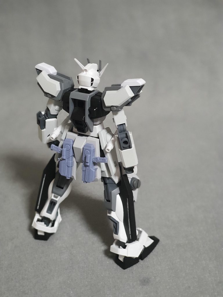 ビームライフルショーティーとビームサーベルを標準装備。
アーマーシュナイダーの採用は検討されたものの、実戦での利用価値は元々薄く、そもそもストライクがパック無しの非武装状態での戦闘能力を問題視された理由で装備された兵器である事から、採用する理由は無いと判断された。
余談だが、機体の軽量化によって本来飛行不可能と言われたエールストライカーで飛行することも可能になっている。