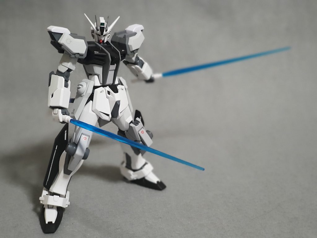 膝に増設されたバッテリーユニットや、肩に増設されたスラスター等…ストライカーパック無しの状態での戦闘力は非常に高く、ZAFT最新のザクウォーリアを圧倒できる程の性能を持ち合わせている。

また、ビームライフルショーティーは外観こそストライクノワールの装備と大差無いように見えるが…
高精度なエネルギー収束技術により、有効射程延長と威力向上が図られている。
また、ビームサーベルも同様に従来のコロイド粒子とは異なるビーム収束技術を採用している為、ビーム刃の色は他のMSと異なる。
もちろんビームサーベル自体の威力も非常に高く、ジェネレーターを直結させたアンビテクストラスハルバートモードも使用出来る。

ちなみに、肩装甲のストライカーパックハードポイントはストライクE同様に撤廃されている。
実際、ソード・ランチャーストライカーの採用率自体が非常に低く、実戦での使用はエールストライカーに絞られているというデータに基づいた形である。
（一応、ストライクE同様にソード・ランチャーストライカーのアナザートライアル仕様は装備出来るが…）