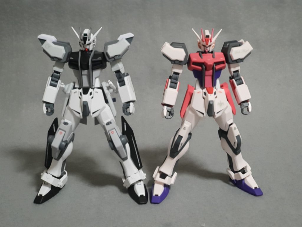 脳内設定の話はこの辺にしまして…
ずいぶん昔に造った手元のストライクルージュと比較。
ストライクEや、ビルドストライクとは違う形にしたかったのと、かと言って所詮はストライク。過度な性能は持たせたくないという考えだったので、形を決めるのは結構難儀しました。