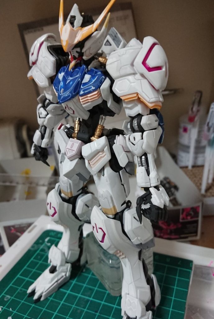 次はディテールの追加です。太ももはバエルの手の甲を使ってみました。１番頑張ったのは肩のスジ彫りです。