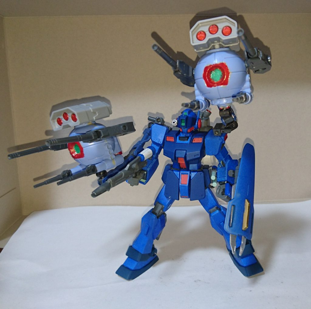 ボールユニット展開
本来はケーブルで繋がっているのですが、肝心のケーブルが無かったので、ガンダムヴァサーゴCBのアームを利用しています。