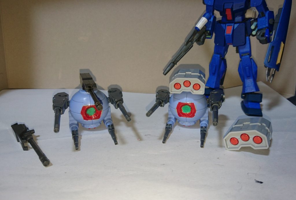 ボールのアームは短距離の単装砲に交換し、側面は中距離の単装砲を装着させました(側面の砲は角度調整可能)
※コトブキヤの連装砲を使ってます。
頭部は三連装ミサイルユニットか、バルバトスの200mm砲を装着します。