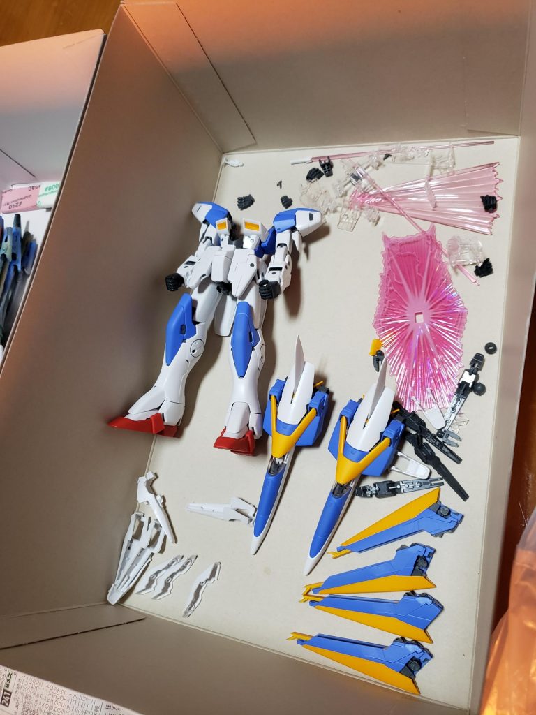 何年かぶりのMGでしたが組みやすくサクサク作れたので塗装も含めて2日で仕上がりました。
不満点としては合体変形機構の再現によるしわ寄せからか上腕、肘を曲げようものならすぐにポロリすることですね。あと股関節の横への稼働幅も狭いためハの字立ちが決まりません。なのでポージングも制限されます(--;)
