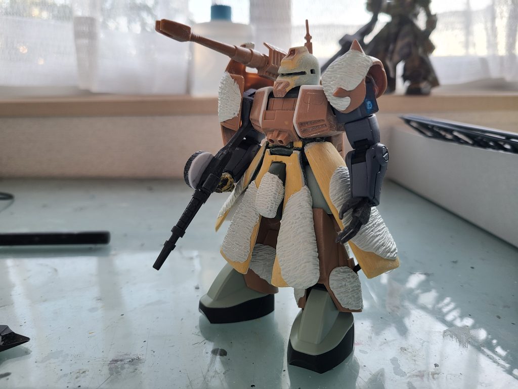 塗装前の状態です。

手はMGSのシャープハンドを改造。

腰スカートはポリパテでスクラッチしています。 

その他HGUCザクの関節を使って今風にアップデートしました。

両腕はHGUCReviveグフをものを使用。 

股関節の位置を上げることによって相対的に短足なフォルムになっています。

ツィンメリットコーティングにはエポパテを使用しています。