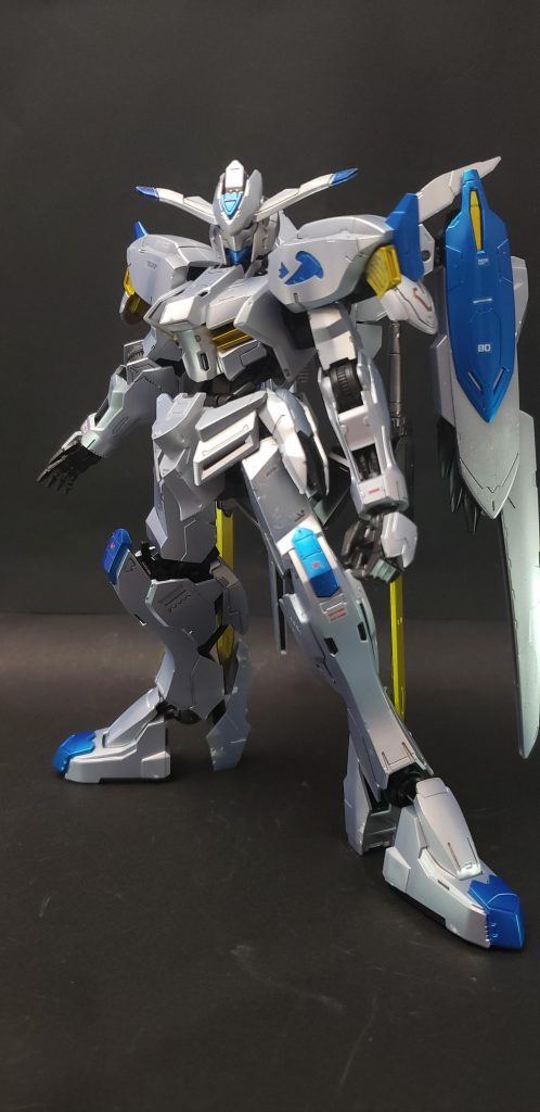 ガンダム・フレームの第1号機にして、アグニカ・カイエルのかつての搭乗機[306]。純白の機体色と背部の可変式スラスターウィング、左肩の角笛のエンブレムが特徴で[203]、悪魔の名を冠したガンダム・フレームでありながらも天使のような外観をもつ