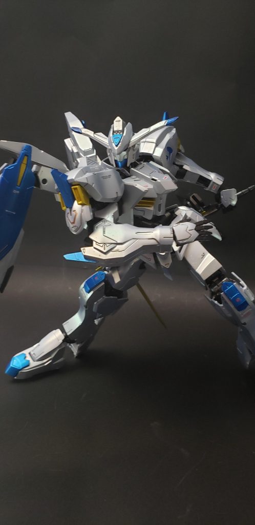 ソードの刀身部には特殊技法で精錬された希少金属が使用されており、加工の難しさからほかの近接武器よりも小型軽量ながらも、MSをフレームごと切断する切れ味を発揮する[307]。