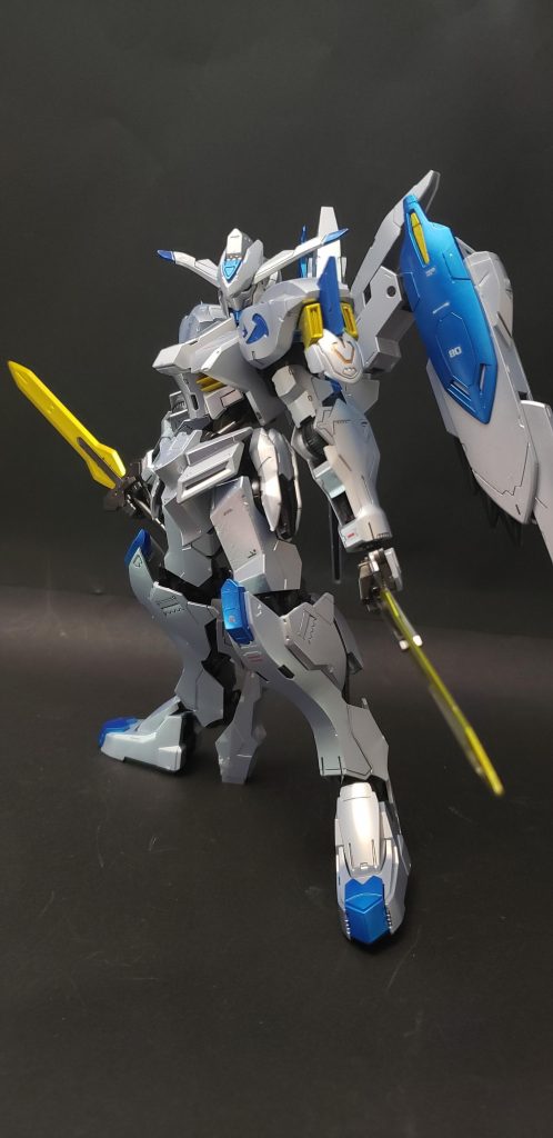 自身に阿頼耶識手術を施したマクギリス・ファリドによって300年ぶりに起動し、ギャラルホルン革命軍の錦の御旗となる