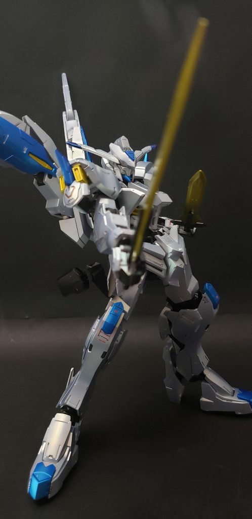 武装は腰背部の可動式ブレードホルダーに懸架された両刃剣「バエル・ソード」二振り[注釈 26]と、左右ウィングに1門ずつ内蔵された電磁砲[203]。