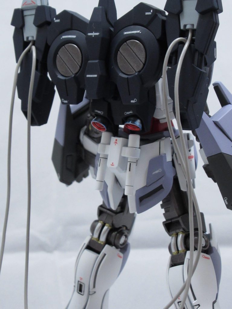 バックパックです。
バーニアは前回のシナンジュスタイン同様チタン焼けを表現してます(目立ちませんが…)
関節などは細く塗り分けたので引き締まってみえるかと