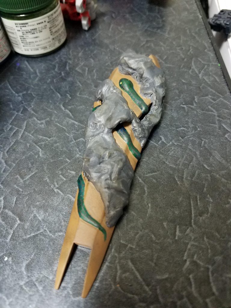 この時点ではほぼ完成のつもりだったのですが、蛇の鱗が描くだけでは納得できず彫ることに。