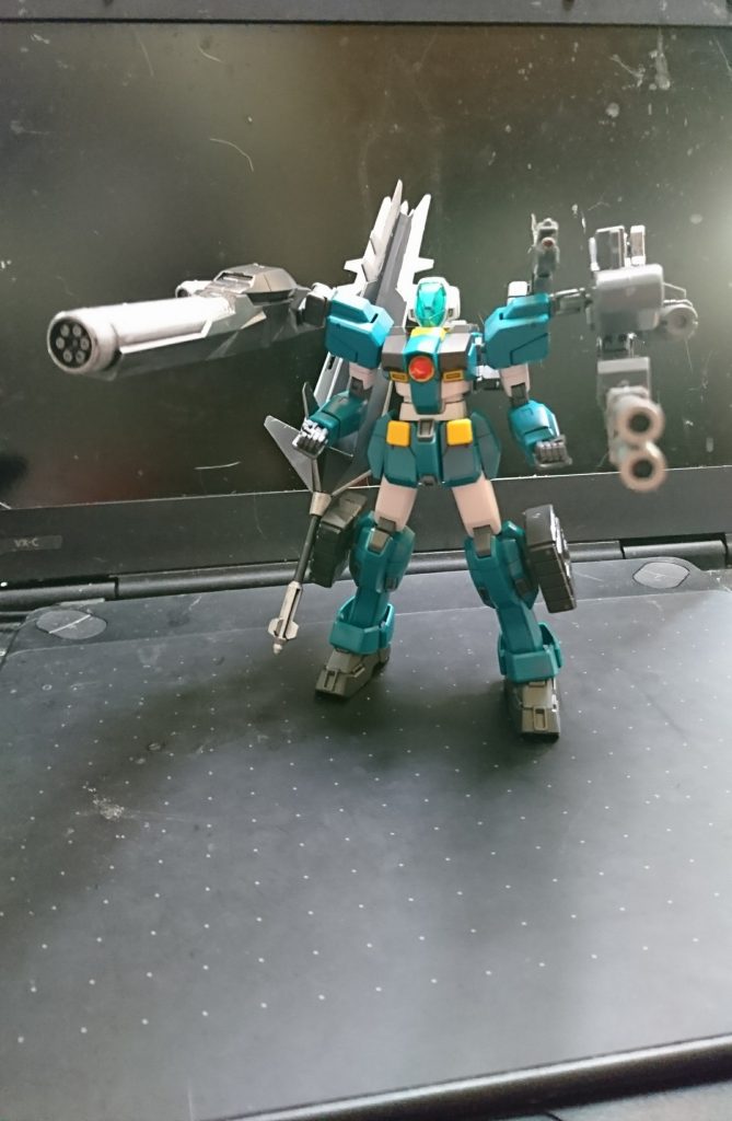 機動力は重武装が多い為、通常のジムに劣るが遠～中距離からの攻撃手段が増えているので意外と立ち回りやすい機体になっている。