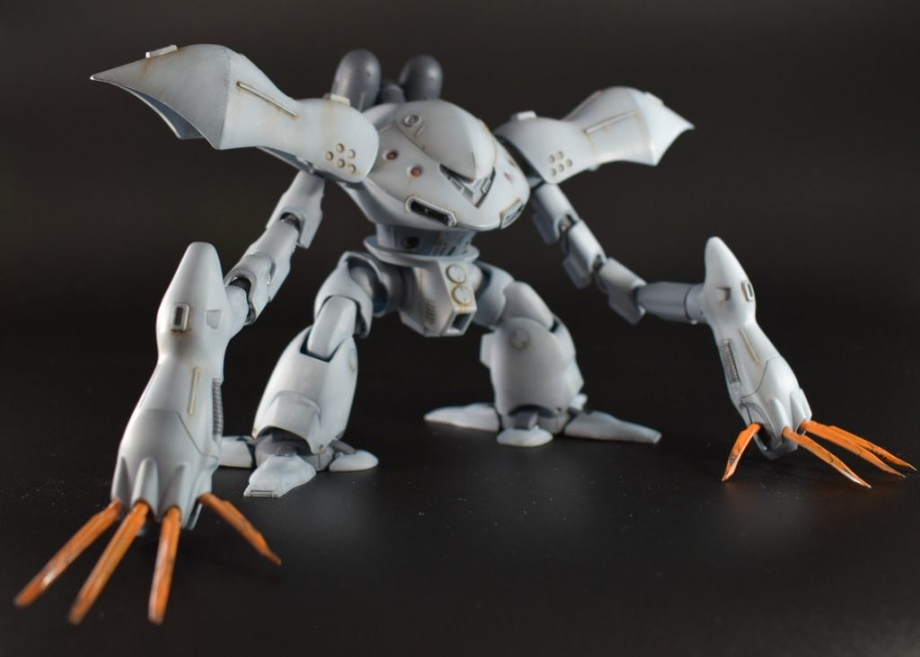 機体色はタミヤラッカーLP-36のダークゴーストグレイを使用。サフを白黒使い分けてシャドウをかけています。