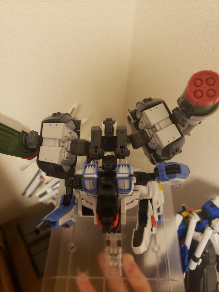 OO股関節を使用することによってブースターの位置がスライドしMA形態で気持ち薄くなります笑