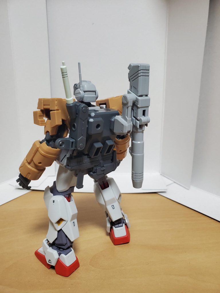 武装としては、バックパックにビームサーベルとビームキャノン、腰には実弾のピストルを装備。非常にシンプルな分、パイロットの技量がダイレクトに反映される。