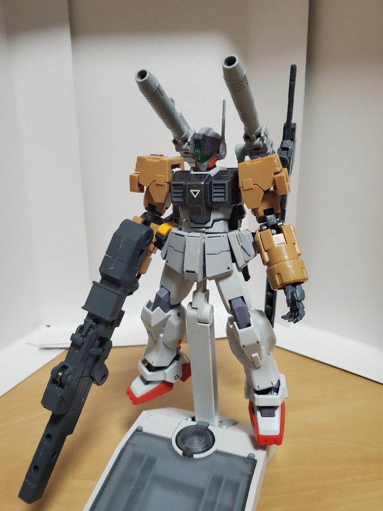 ビームキャノンを2門に増やし、大型の実体剣とメガビームライフルを装備。