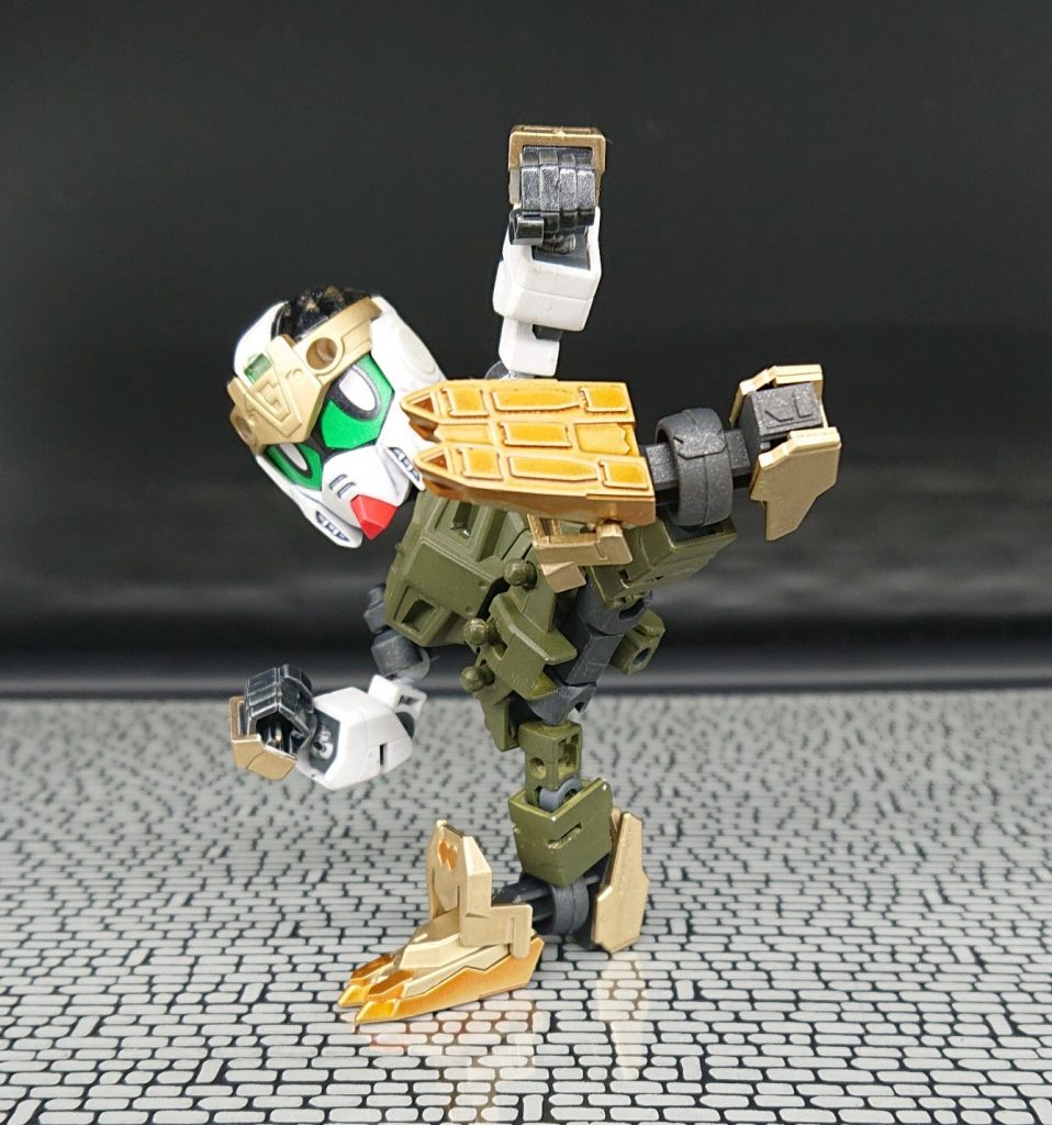 軽装状態3
可動の改善のおかげで、憧れのハイキックポーズもばっちり決まります。